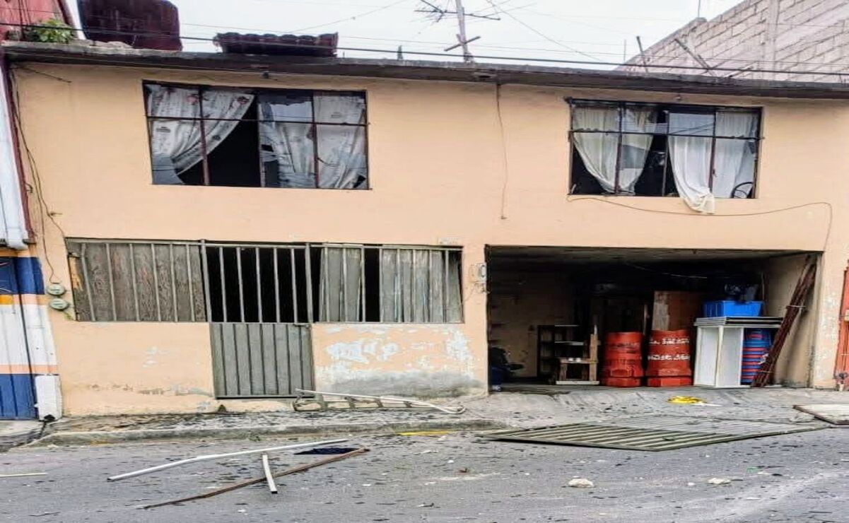 La fuerte explosión causó destrozos en el zaguán y en parte de los muros de concreto. Foto: Especial