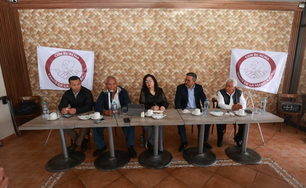Especialistas invitan a padres de familia a abrir espacios de diálogo con sus hijos para evitar riesgos externos. Foto Alejandro Vargas / El Universal