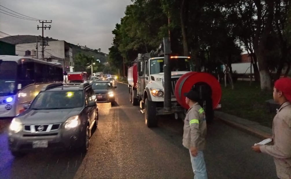Cuadrillas del organismo de agua de Naucalpan trabajan a marchas forzadas en la Av. Lomas Mateos para desfogar coladeras y evitar inundaciones tras la fuerte tormenta. Foto Especial