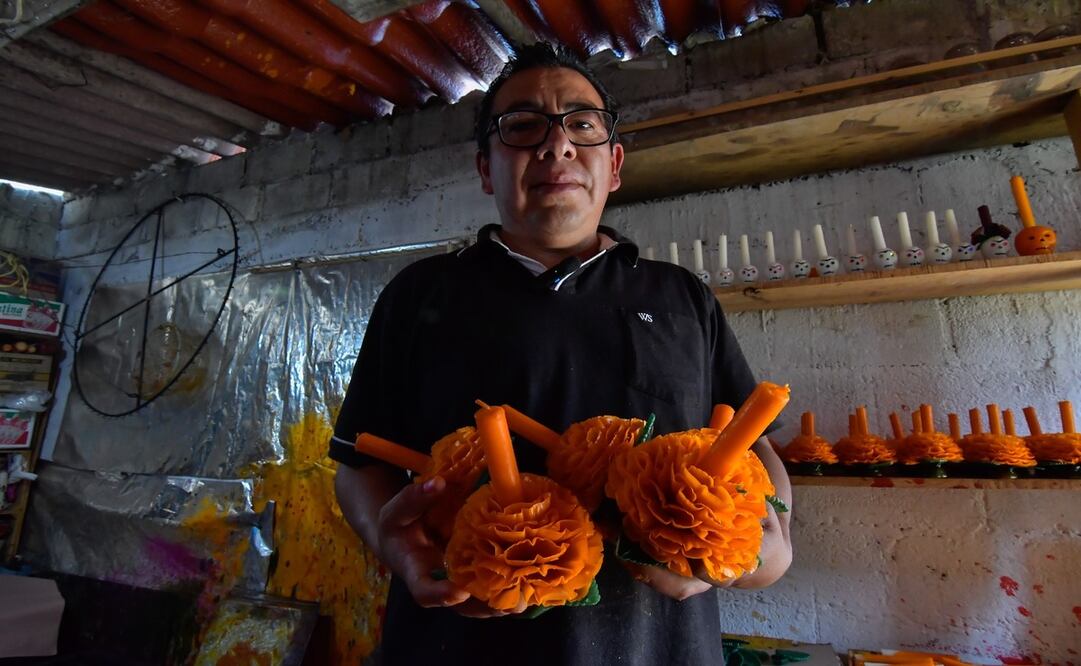 Gerardo Zamora Hernández ha encontrado en la cera su materia y en la flor del Día de Muertos su inspiración / Foto Arturo Hernández