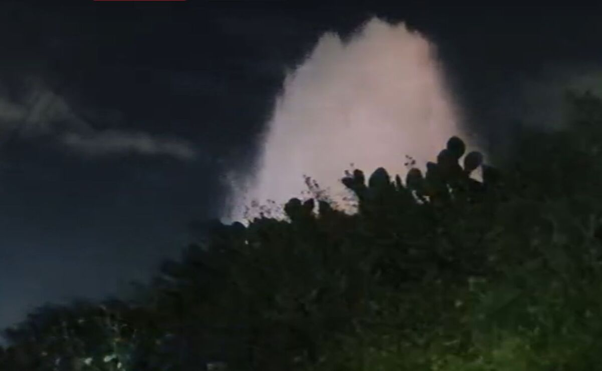 Agua sin control: Cientos de litros brotan a borbotones en la colonia Adolfo López Mateos de Atizapán de Zaragoza, causando desorden y afectando la circulación vehicular / Foto: Especial