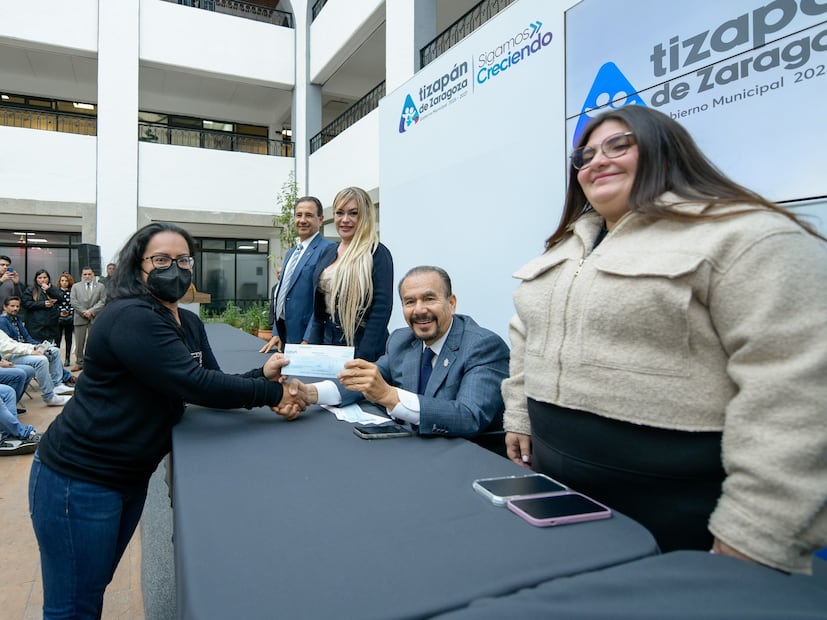 Fue la madrugada del sábado 22 de noviembre, cuando la tubería del Sistema de Barrientos se reventó a causa de una fuga, inundando las viviendas de las calles Cerrada de los Naranjos, San José y Sandía. Foto: especial