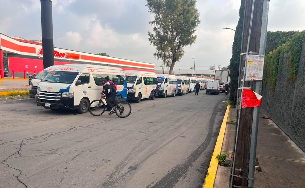 Pasajeros varados se vieron obligados a caminar por la zona para buscar alternativas de transporte ante la paralización vial en Los Reyes La Paz. Foto Especial