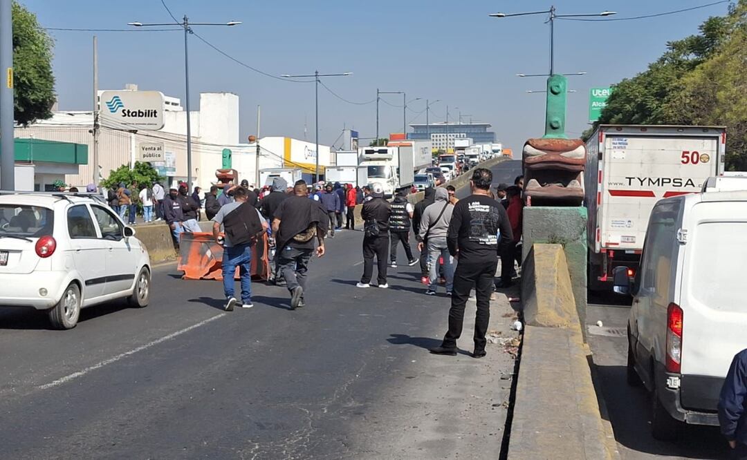 Bloquean Av. Gustavo Baz exigiendo cesen cobros excesivos de grúas Foto: Especial