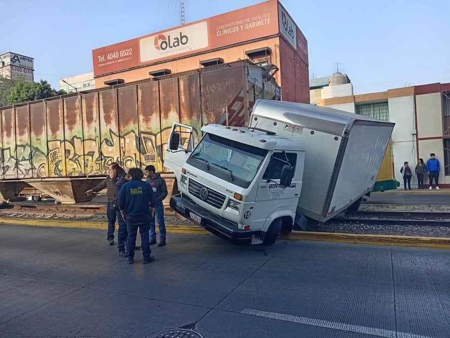 Elementos de atención a emergencias mantienen presencia en el sitio para resguardar la seguridad y restablecer el tránsito en cuanto las condiciones lo permitan. Foto: especial