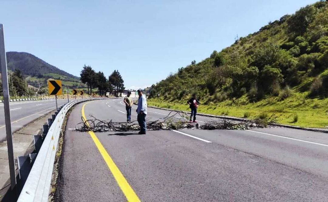 Ejidatarios de la comunidad de San Miguel Balderas colocaron esta mañana ramas, piedras y llantas en la autopista Tenango-Ixtapan / Foto Especial