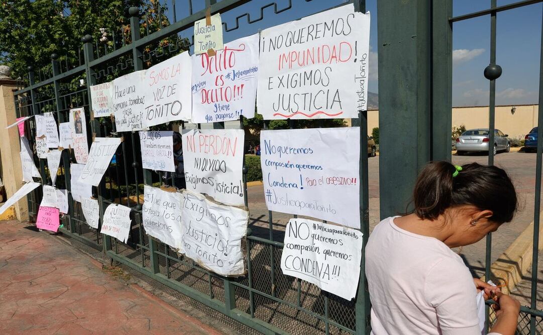 Familiares y conocidos estuvieron afuera de los juzgados / Foto: Arturo Hernández