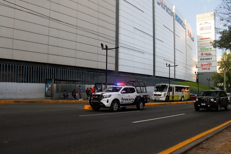 La Policía de Tlalnepantla recomienda a los cuentahabientes acudir acompañados y evitar horarios de alta afluencia para retirar efectivo. Foto Especial
