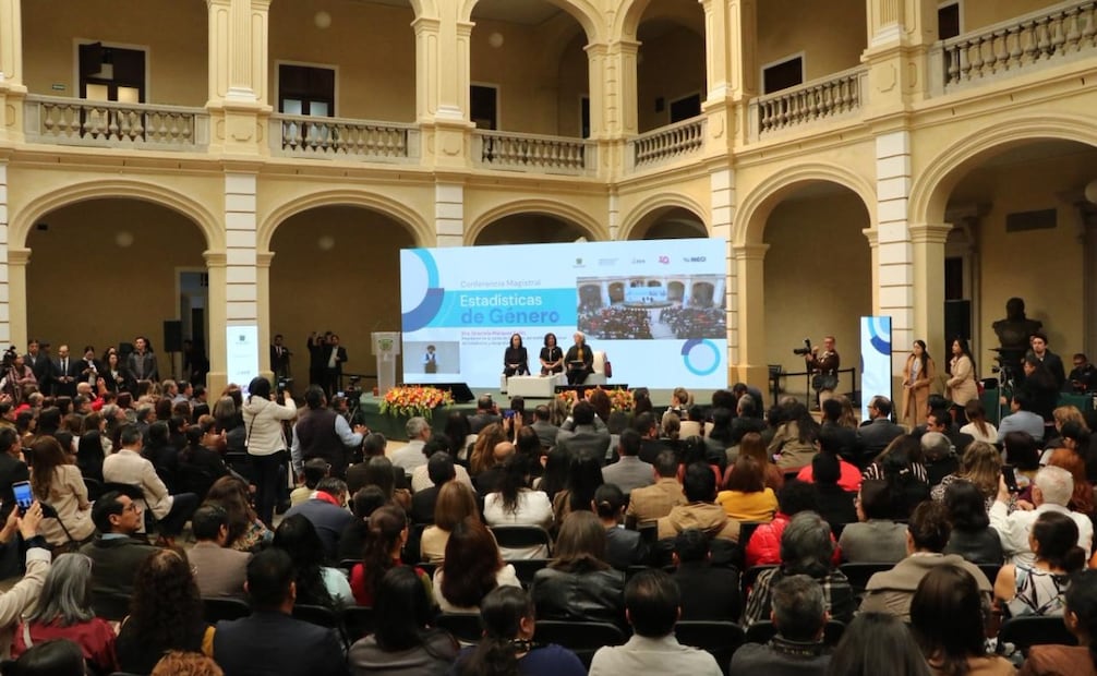 Autoridades de la UAEMéx, el IEEM y el INEGI reunidas en el Edificio Histórico de Rectoría para impulsar la agenda de género. Foto Especial