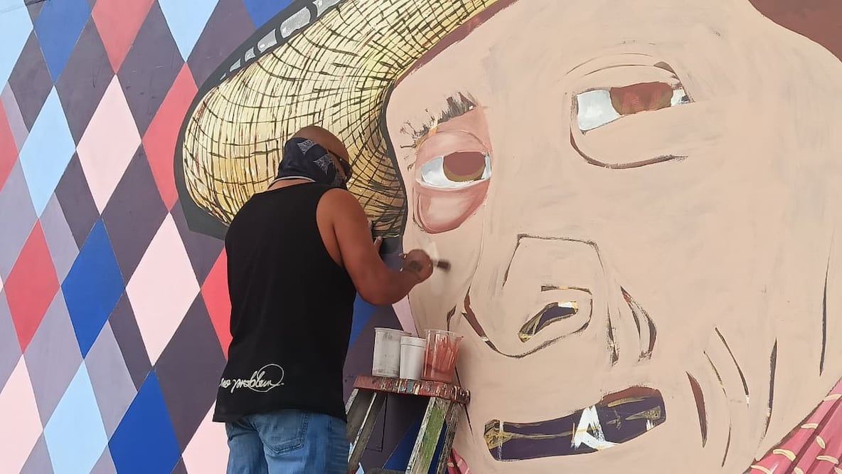 "Ensueño", la nueva obra del artista Canek Leyva, se convierte en el primer mural que adorna el Periférico Norte a su paso por Naucalpan. Foto Gisela González / El Universal