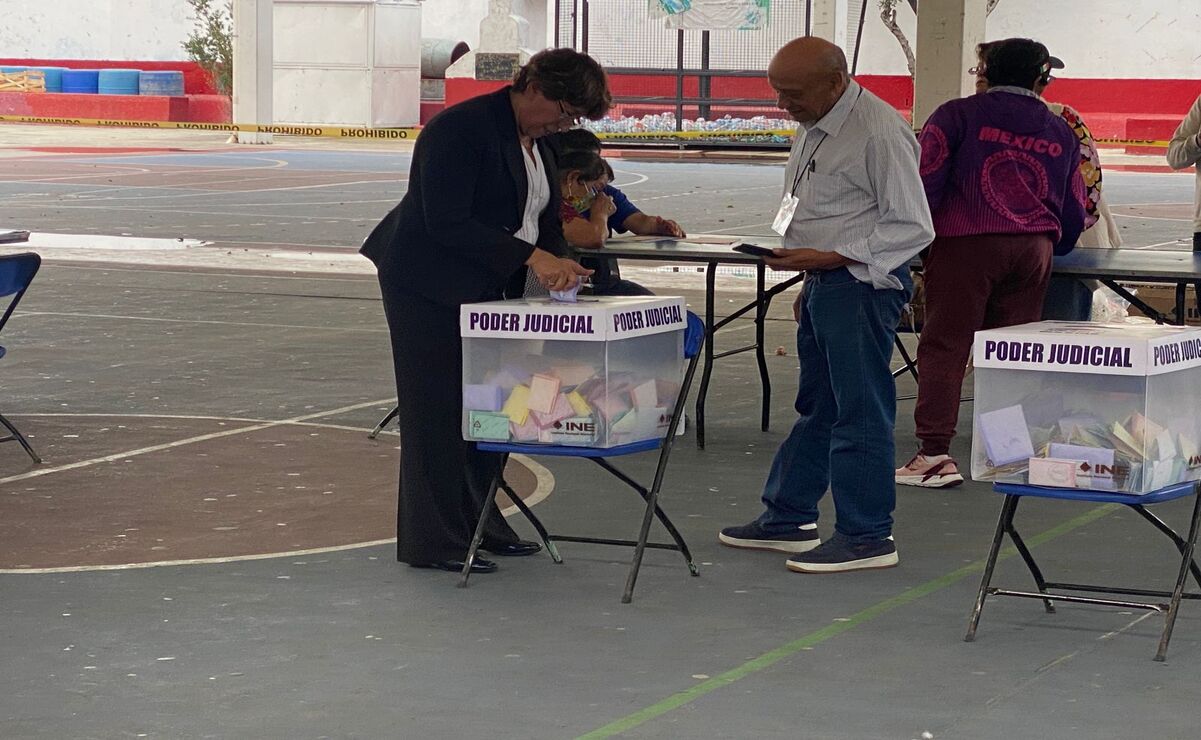 Delfina Gómez, gobernadora del Edomex vota en Texcoco e invita a mexiquenses a acudir a las urnas