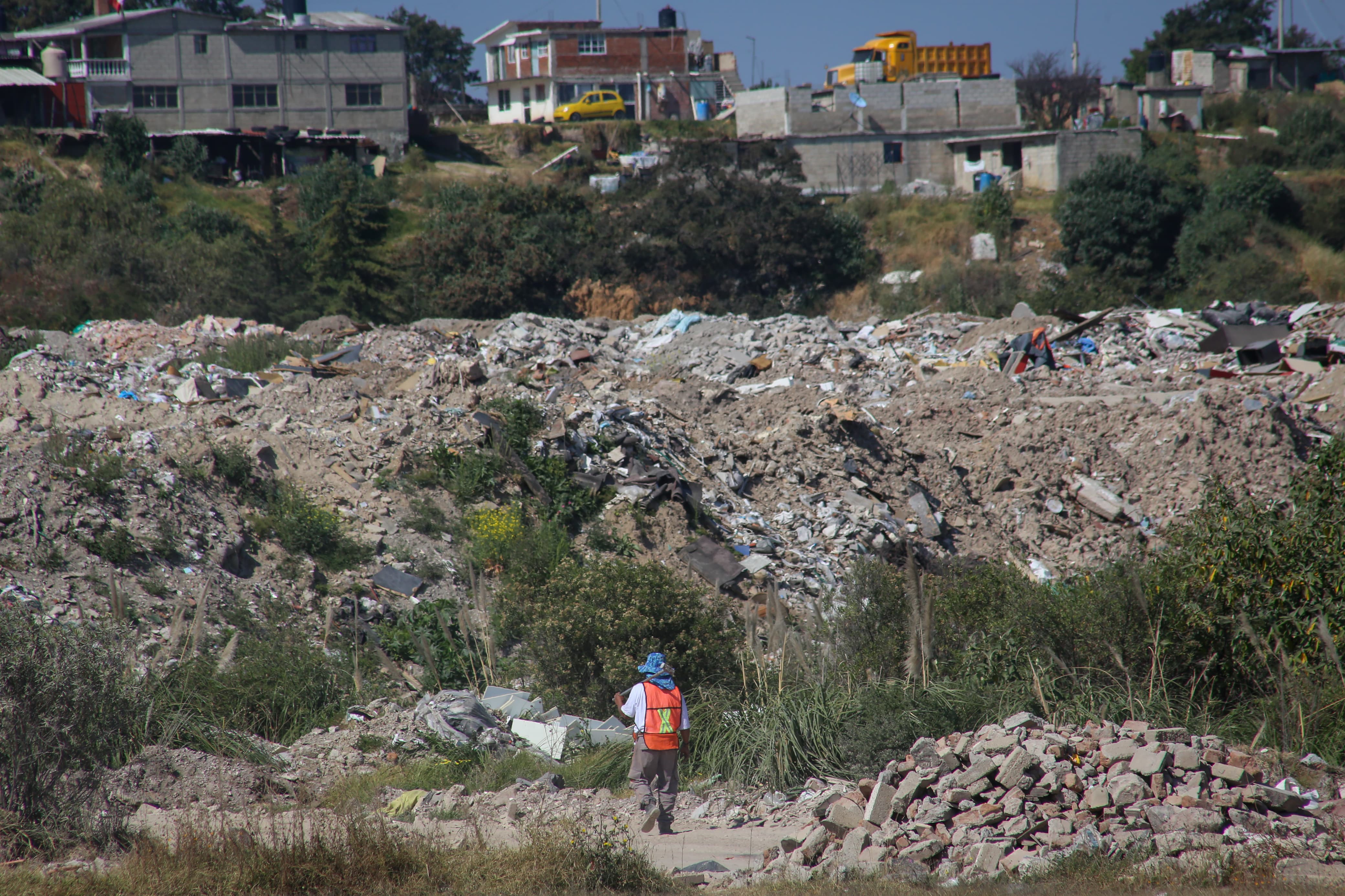 En la zona aledaña han dejado montones de tierra en un intento por recuperar el espacio. Foto Luis Camacho