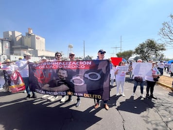 "No somos criminales": Médicos marchan en Toluca para exigir libertad del Dr. Fernando “N”