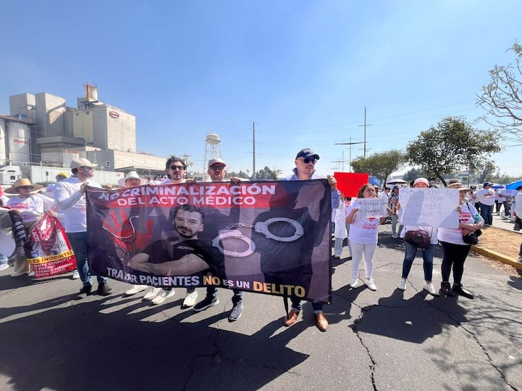 "No somos criminales": Médicos marchan en Toluca para exigir libertad del Dr. Fernando “N”