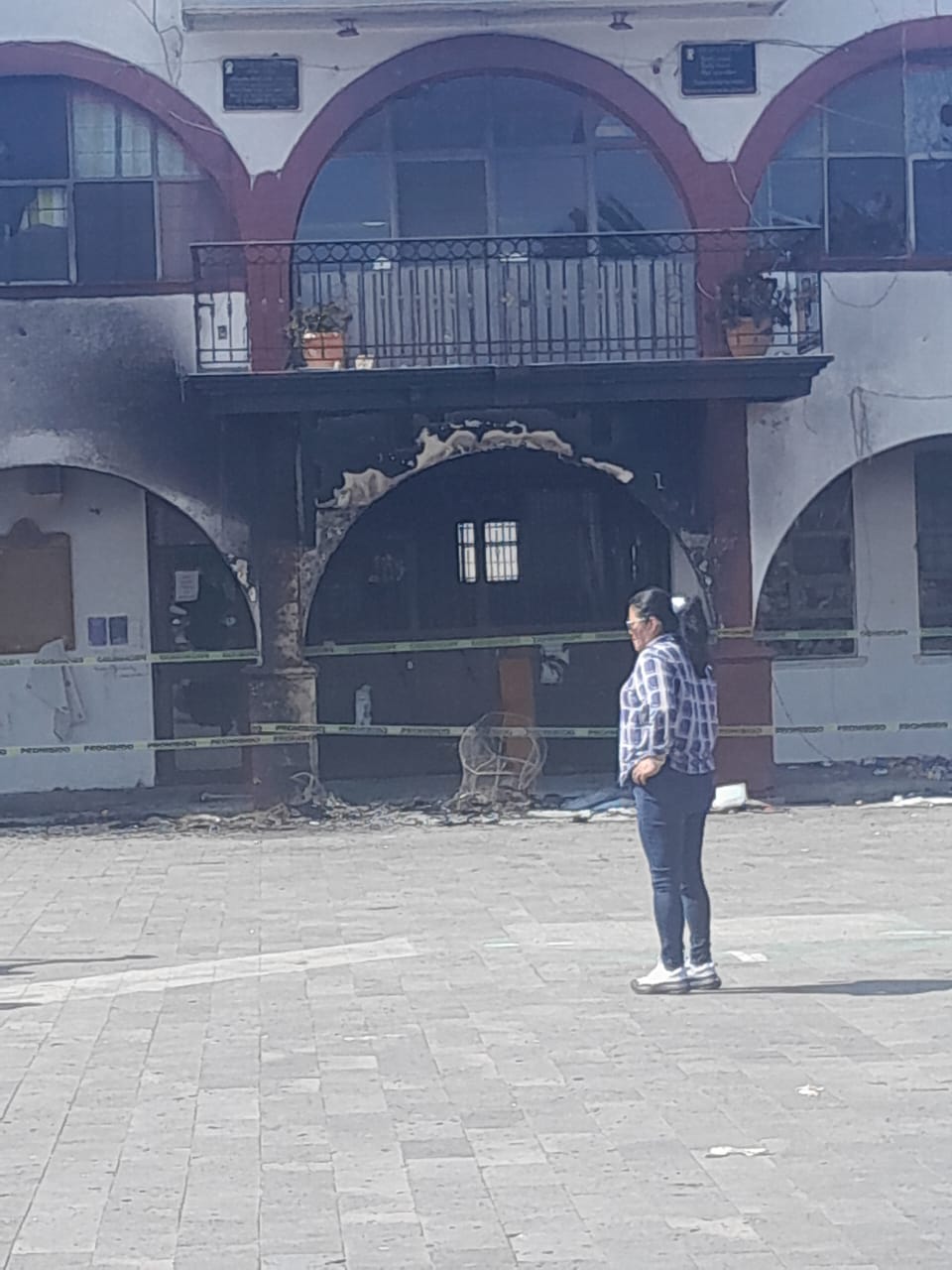 Los inconformes decidieron incendiar una patrulla frente a la vivienda de la presidenta municipal, Lorena Alameda / Foto Especial