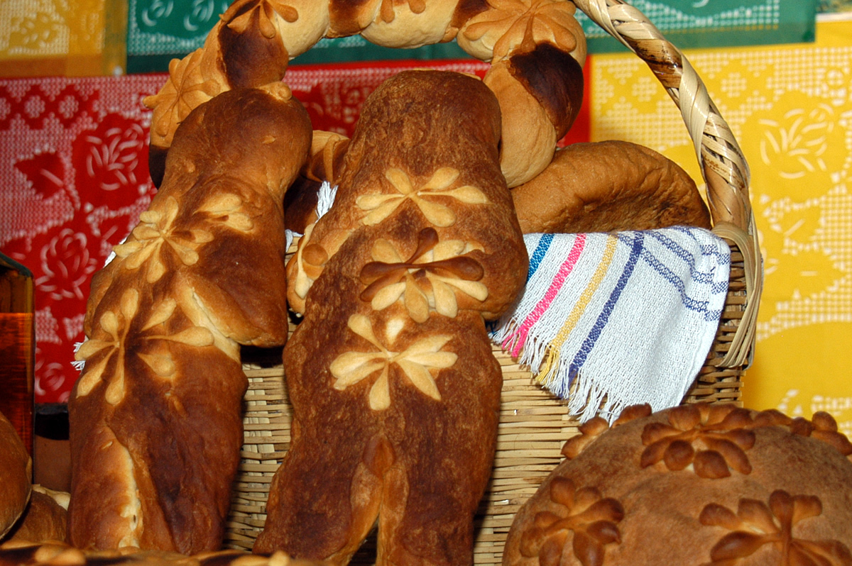 El pan de muerto se coloca en las ofrendas. Foto Especial