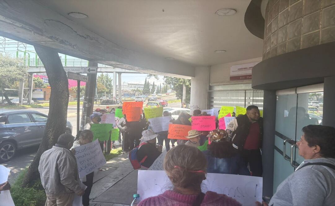Vecinos de Ixtapaluca se manifestaron frente instalaciones del INVEA del Edomex para exigir la regulación de una gasera "clandestina" en Ixtapaluca. Foto: Especial