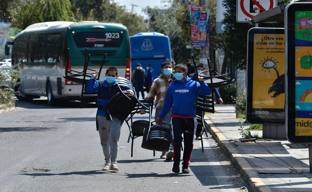 Todos los normalistas protestantes mantenían sus rostros cubiertos con cubrebocas de color azul. Foto: Arturo Hernández.