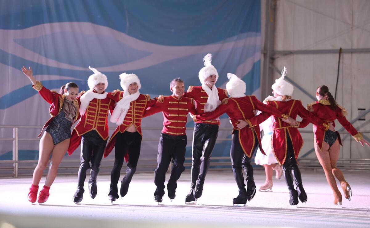 Tras la inauguración de la pista de hielo en Palo Solo, se llevó a cabo un espectáculo navideño con patinadores profesionales. Foto: Especial