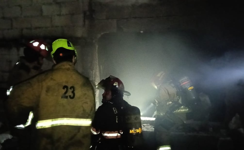 Policías del sector 5 establecieron un cerco de 50 metros para proteger a los vecinos y facilitar el acceso a las unidades de emergencia. Foto Especial
