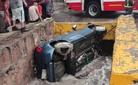 Auto vuelca y cae dentro de un canal de agua en la Lázaro Cárdenas en Tlalnepantla