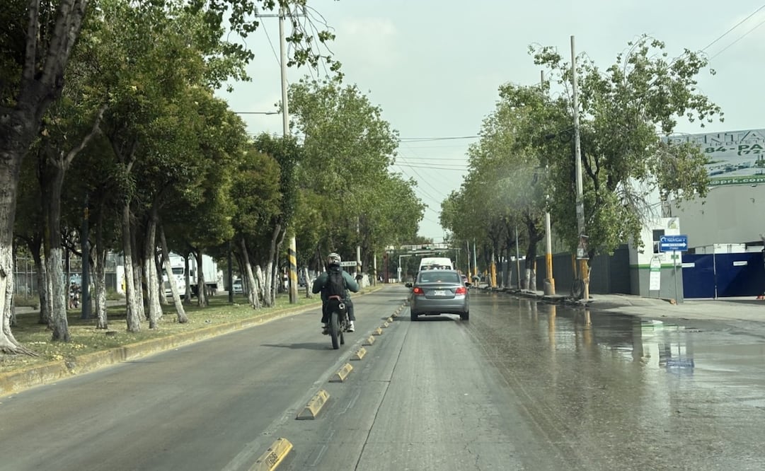 Motociclistas y unidades de transporte público fueron observados circulando por el carril confinado del Mexibús. Foto Arturo Contreras / El Universal