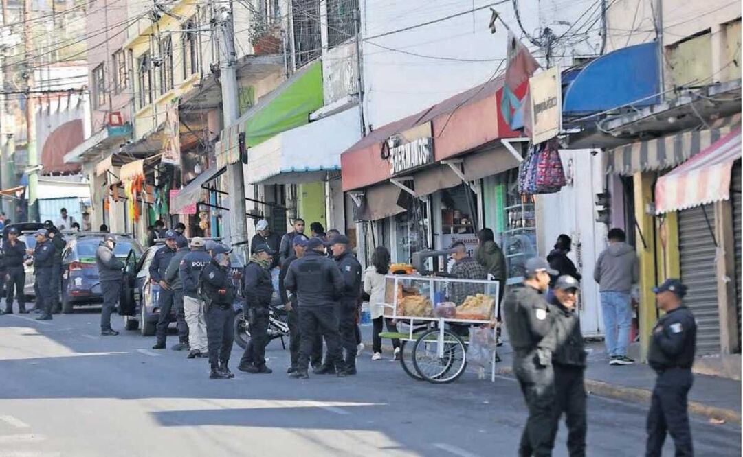 Los policías rondas las calles del centro de la capital para evitar que los vendedores ambulantes pongan sus mercancías. Foto: Jorge Alvarado