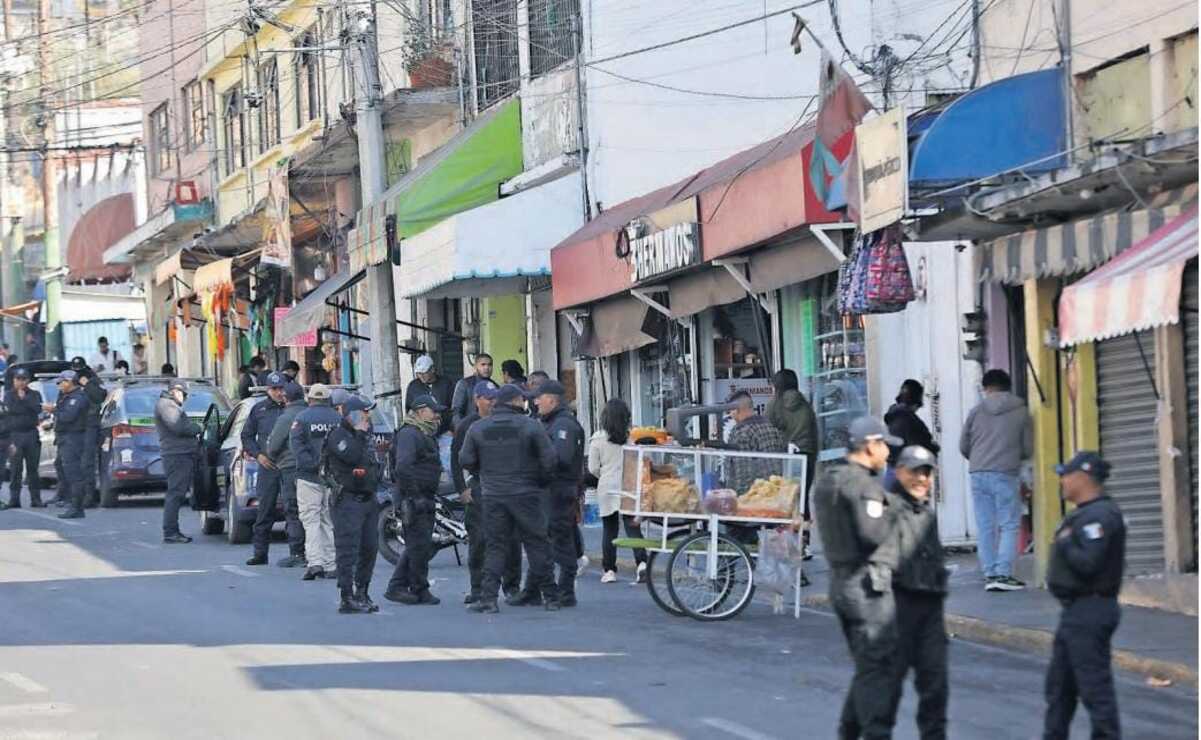Los policías rondas las calles del centro de la capital para evitar que los vendedores ambulantes pongan sus mercancías. Foto: Jorge Alvarado