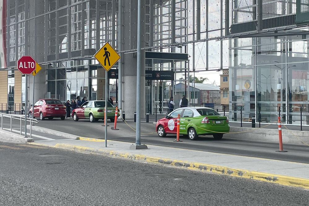 A pesar de la prohibición, taxis colectivos continúan operando en estaciones del Tren Insurgente, ofreciendo servicio a localidades cercanas. Foto Alejandro Vargas
