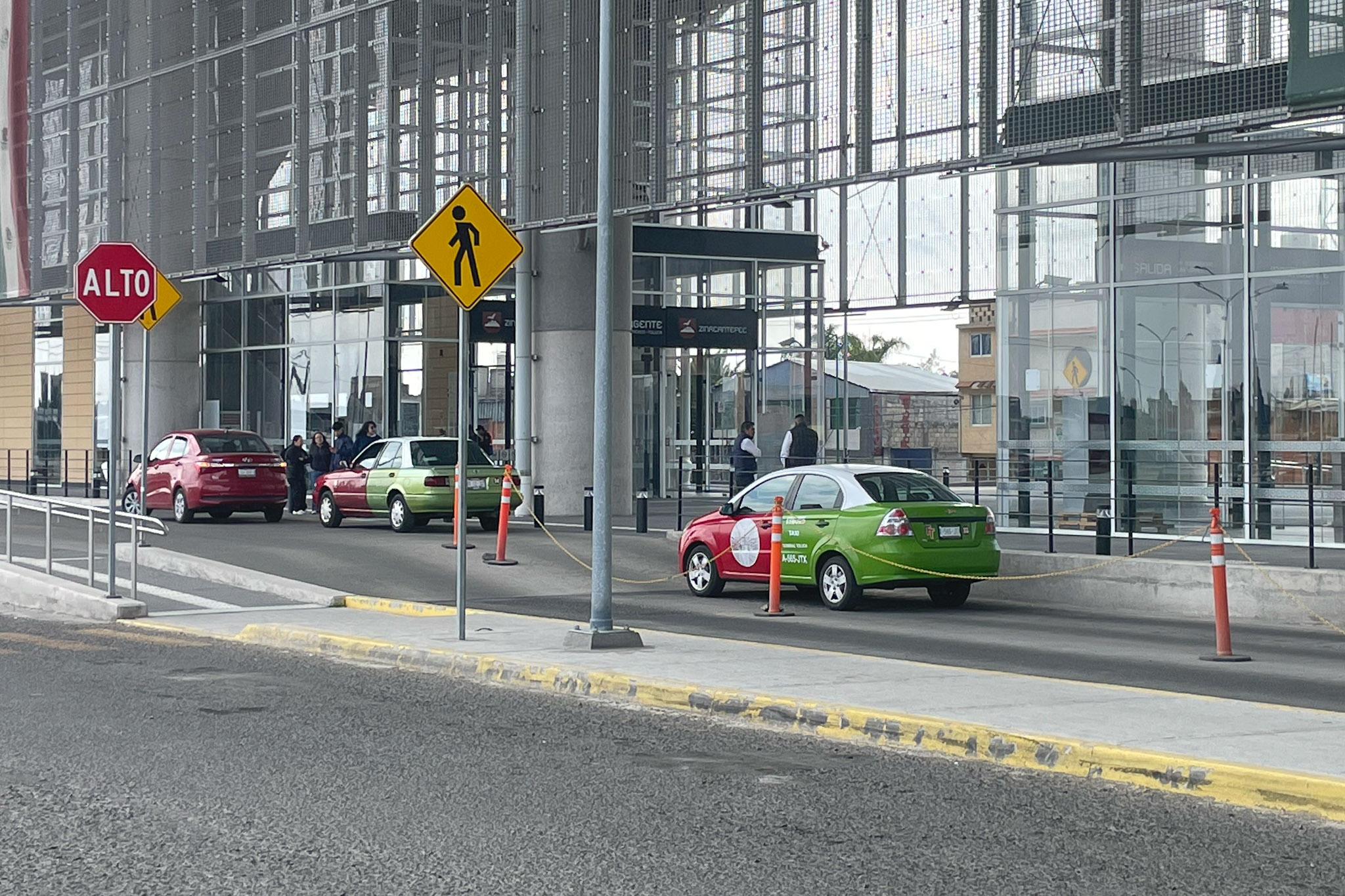A pesar de la prohibición, taxis colectivos continúan operando en estaciones del Tren Insurgente, ofreciendo servicio a localidades cercanas. Foto Alejandro Vargas