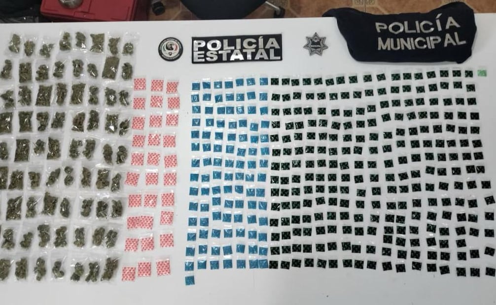 Armamento y dosis de droga tipo cristal aseguradas durante el operativo de la SSEM en Tlalmanalco. Foto Especial