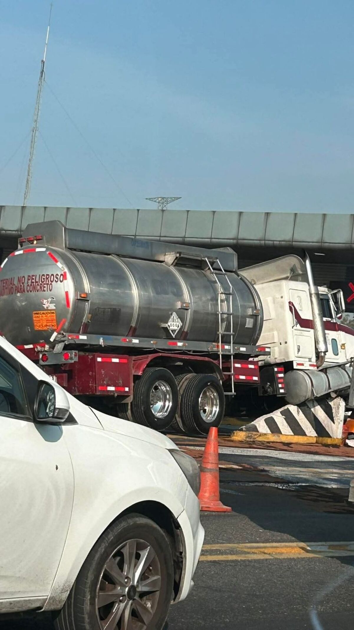 ¡Precaución! pipa derrama combustible tras choque en la México-Querétaro