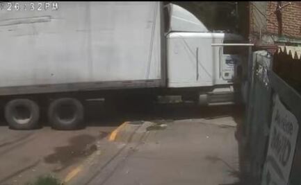 Video: Tráiler sin control embiste 3 autos y termina contra una casa en Naucalpan