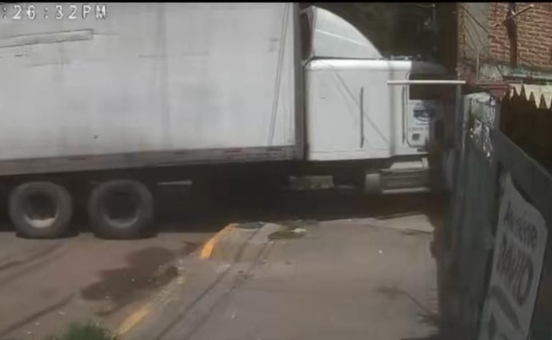 Un tráiler fuera de control embistió tres vehículos sobre la calle Ferrocarriles Nacionales, en Naucalpan; una de las unidades terminó impactada contra el zaguán de una vivienda. Foto: Especial