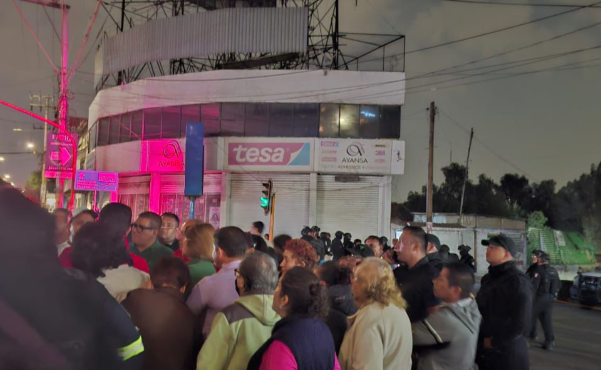 Vecinos de Tlalnepantla bloquean la Gustavo Baz exigiendo agua. Foto: Especial