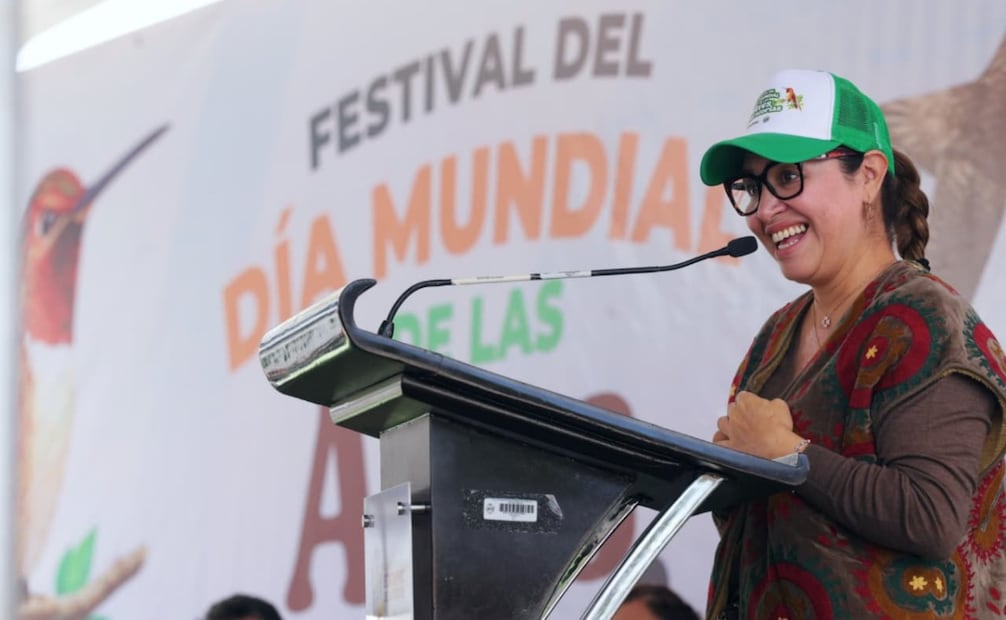 La alcaldesa Azucena Cisneros Coss y el coordinador del PAU, Diego Barrales Alcalá, durante la celebración del Día Mundial de las Aves Migratorias. Foto Especial