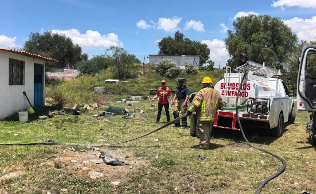 Elementos de Protección Civil y Bomberos de Zumpango atendieron la emergencia tras la explosión de un polvorín. Foto especial