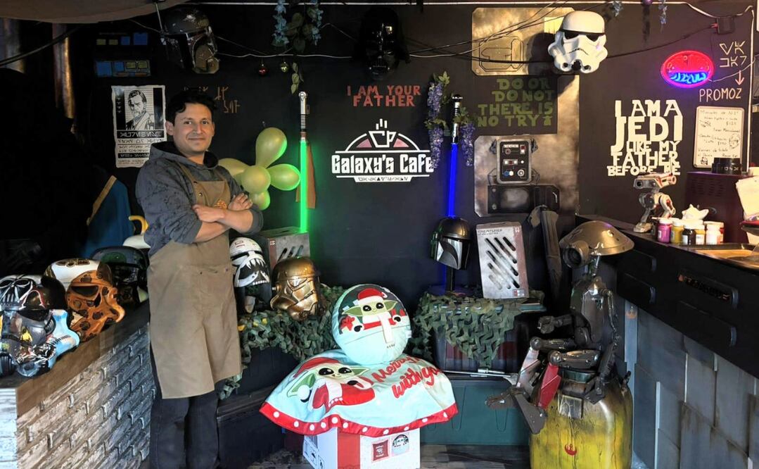 Hermano Álvarez, creadores de Galaxy's Café, posando con algunos de los elementos decorativos del restaurante / Foto: Manuel Trapero