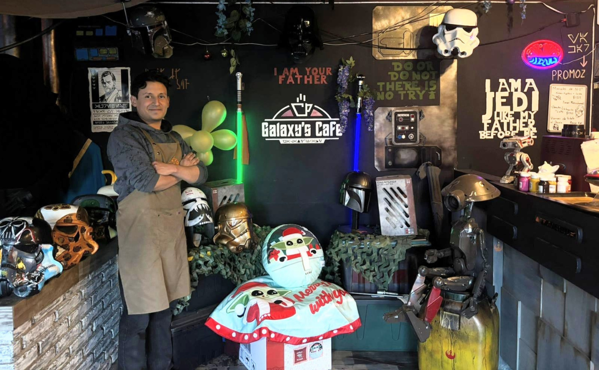 Hermano Álvarez, creadores de Galaxy's Café, posando con algunos de los elementos decorativos del restaurante / Foto: Manuel Trapero
