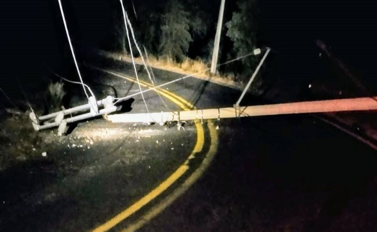 Crisis vial: Carretera Tenancingo-Tenango cerrada por caída de postes eléctricos