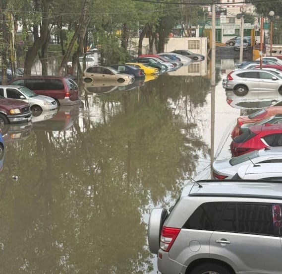Se inunda Los Reyes Ixtacala en Tlalnepantla tras desborde del Río de los Remedios