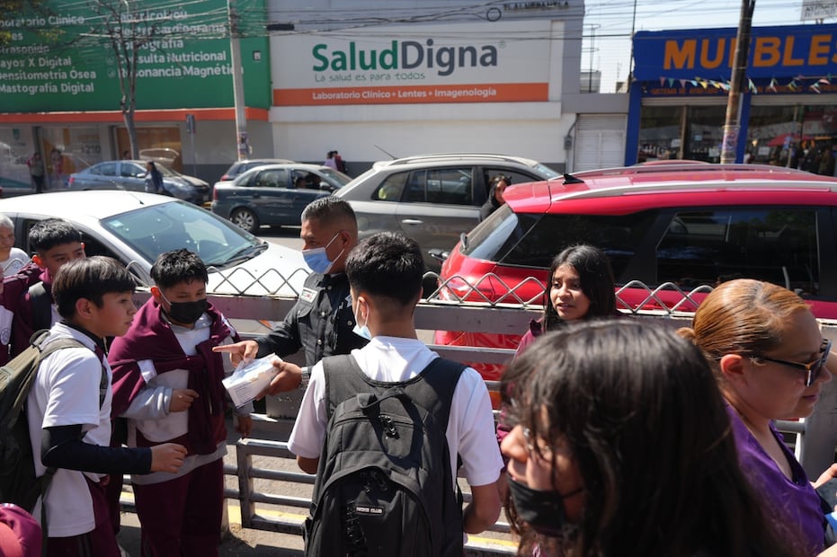 Elementos de la policía municipal de Tlalnepantla entregan cubrebocas a estudiantes al ingreso de los planteles educativos. Foto Especial