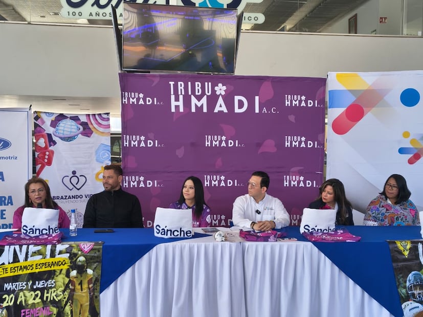 Emy Martínez, fundadora de Tribu Hmädi, presenta la medalla y playera oficial que recibirán los 400 corredores esperados. Foto: Roberto Guerrero / El Universal