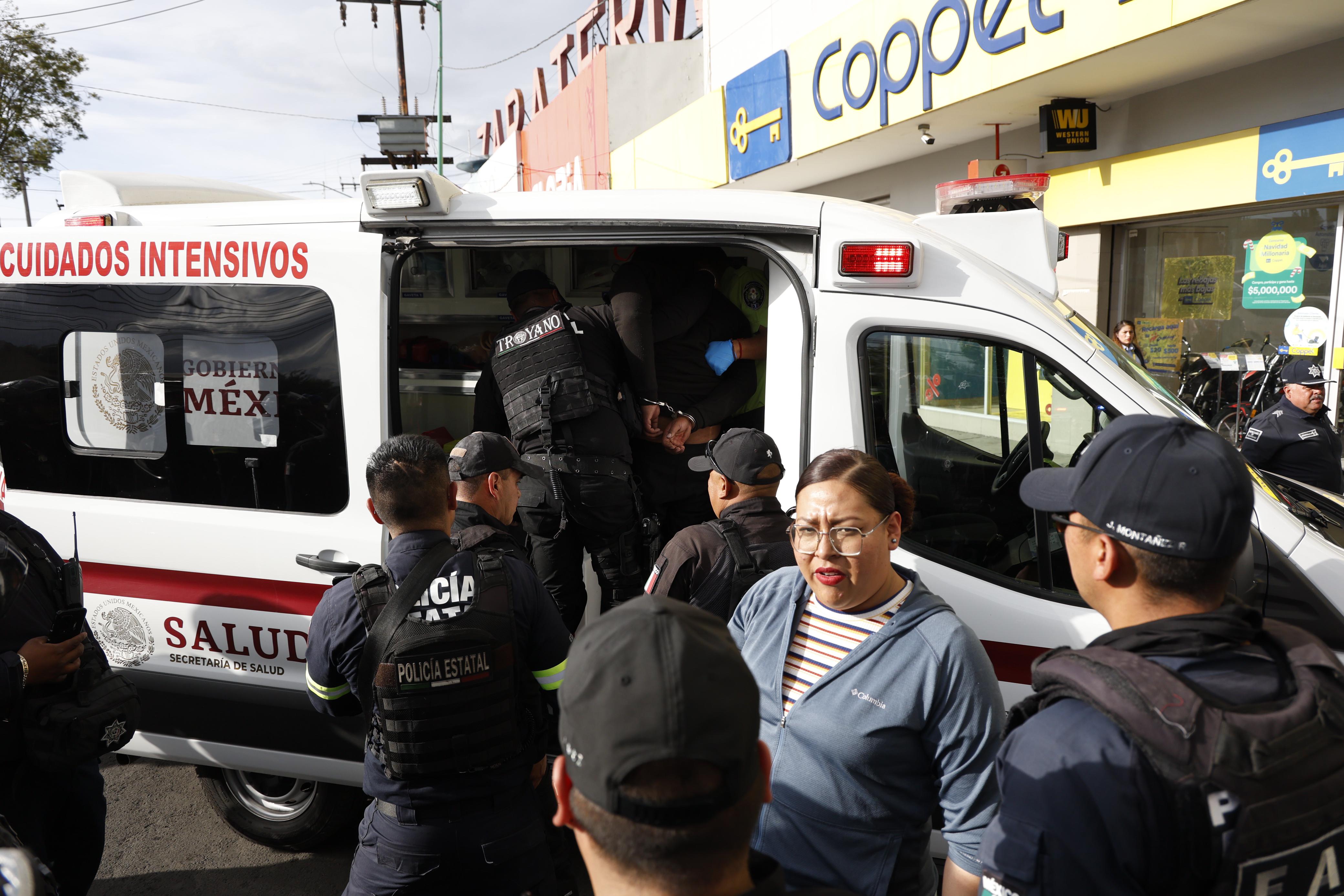 El hombre ingresó a la tienda con una arma blanca. Foto Arturo Hernández