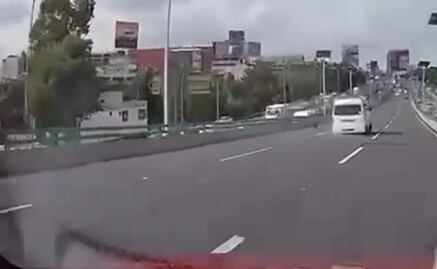 Video: Combi invade el Viaducto Elevado Bicentenario y pierde una llanta