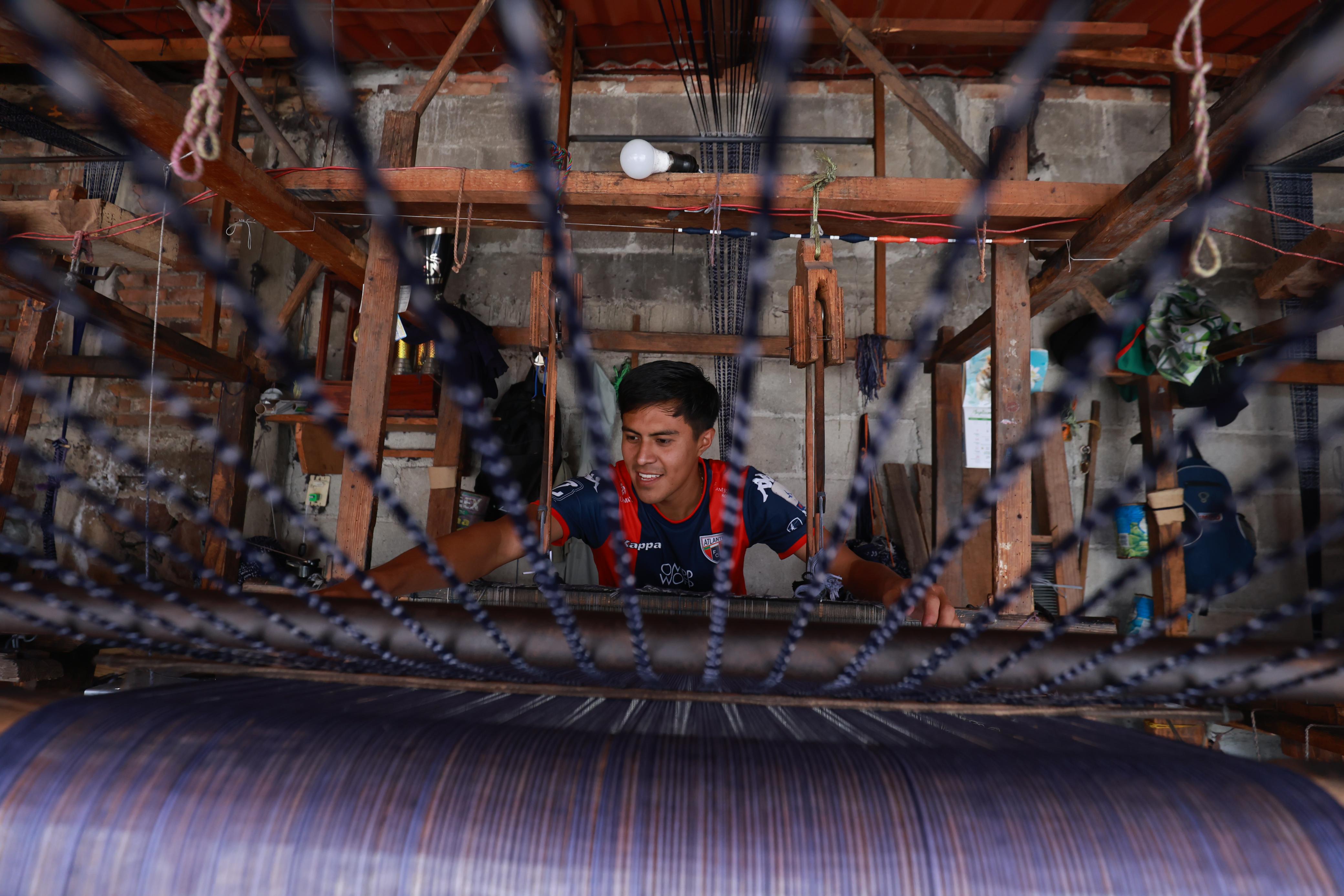 La elaboración de un rebozo es un proceso artesanal que implica nueve pasos / Foto Alejandro Vargas