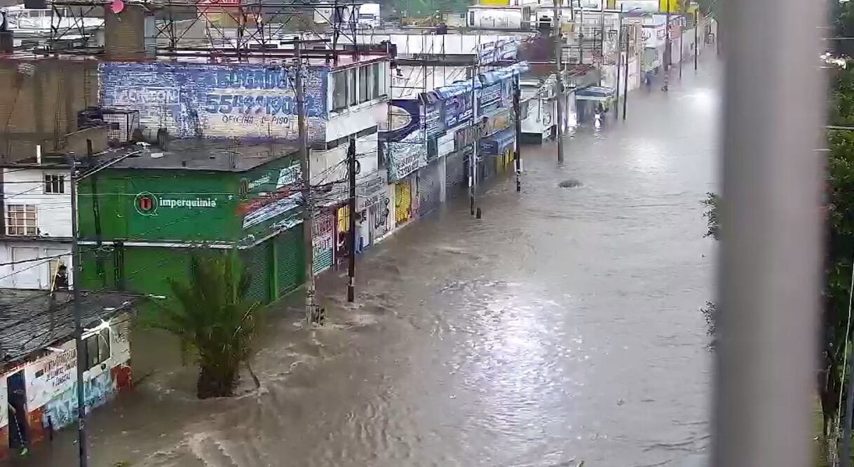 Los Reyes La Paz, Méx.-La lluvia que se registra esta tarde ha provocado inundaciones en vialidades primarias de municipios de la zona oriente, lo que ha generado asentamientos vehiculares en algunos tramos