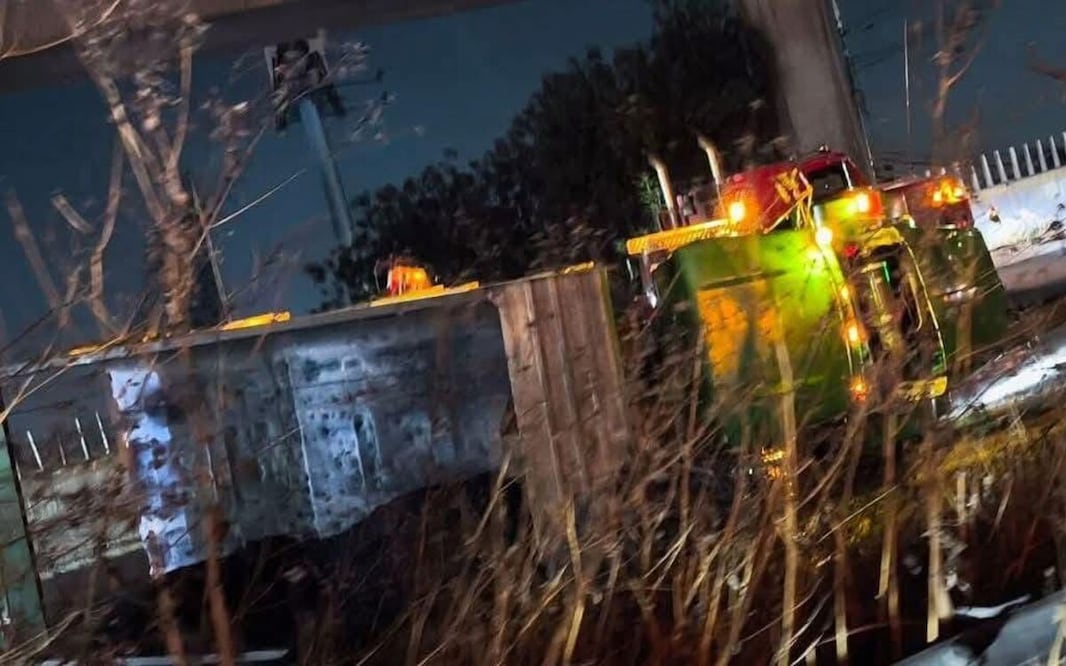 La unidad de carga ya fue retirada por una grúa, sin embargo, continúa la afectación vehicular con destino a la capital del país. Foto: especial