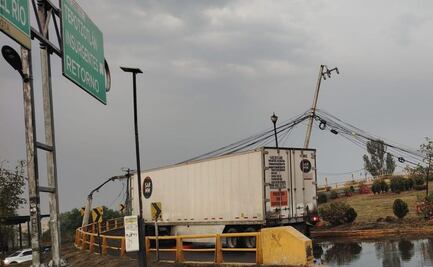 Caos en la México-Querétaro: Lluvias provocan derrumbe de árboles y poste de la CFE