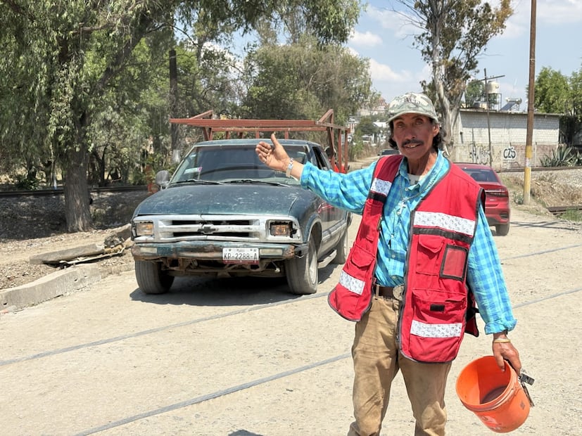 En una pequeña cubeta de color naranja recibe las monedas que le dan las personas que transitan por las vías. Foto. Arturo Contreras. El Universal